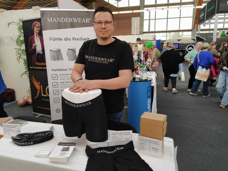 Alexis Knell an einem Messestand.